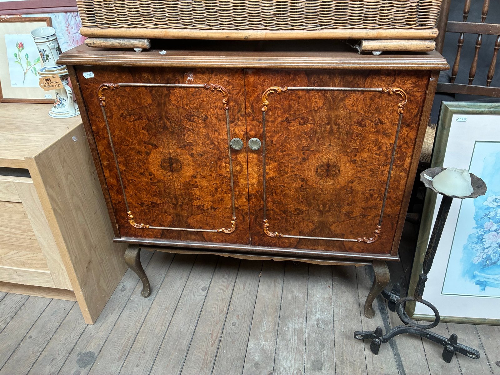 Houten Kastje met Sierlijke Details, Ophalen