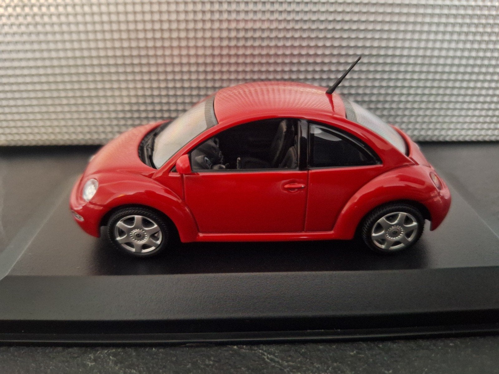 Volkswagen New Beetle 1988 Schaal 1:43, Hobby en Vrije tijd, Modelauto's | 1:43, Overige merken, Nieuw, Ophalen of Verzenden, Maxichamps