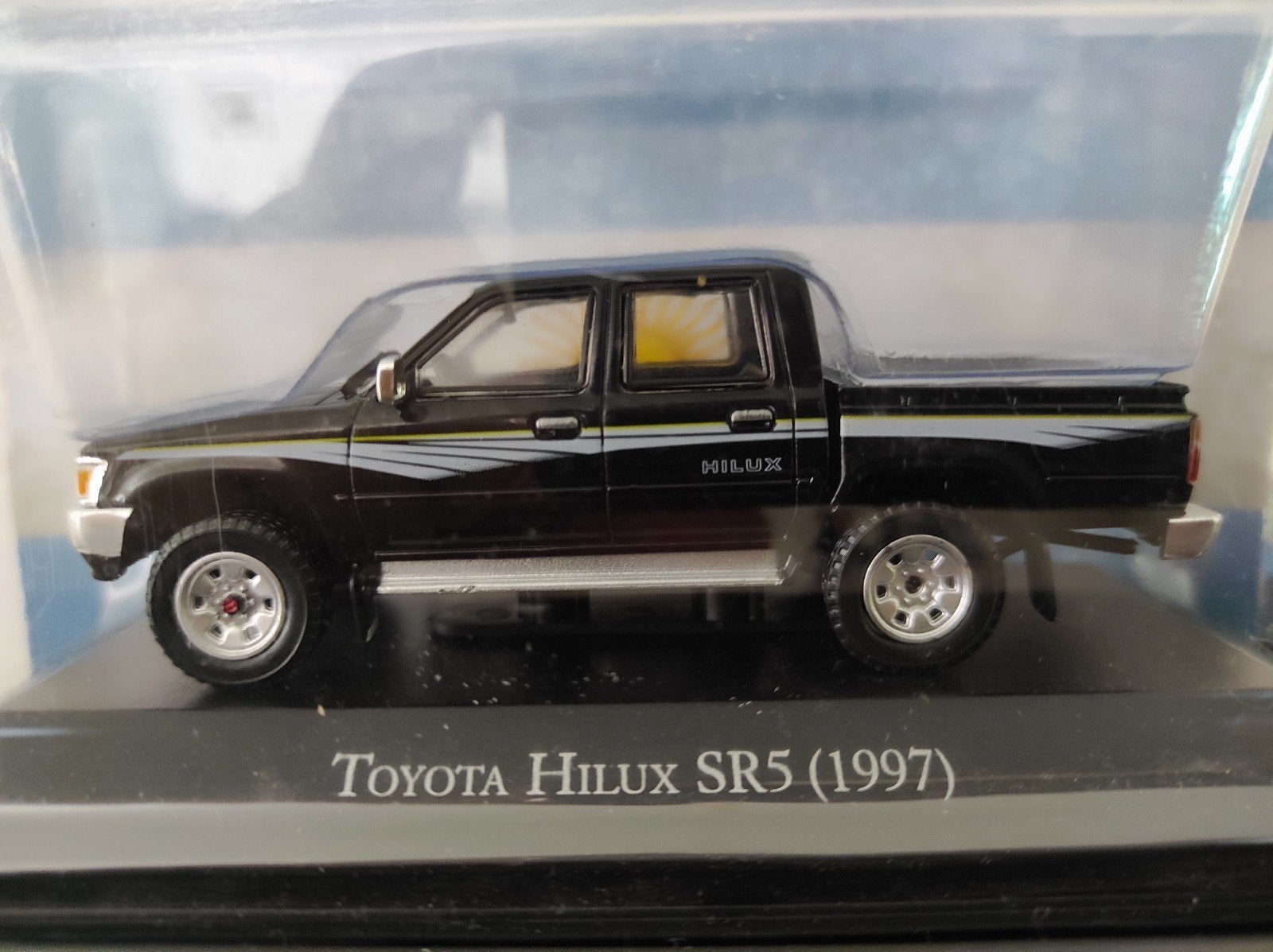 Toyota Hilux SR5 zwart 1997 1:43 in ongeopende blisterverp., Hobby en Vrije tijd, Modelauto's | 1:43, Ophalen of Verzenden, Nieuw
