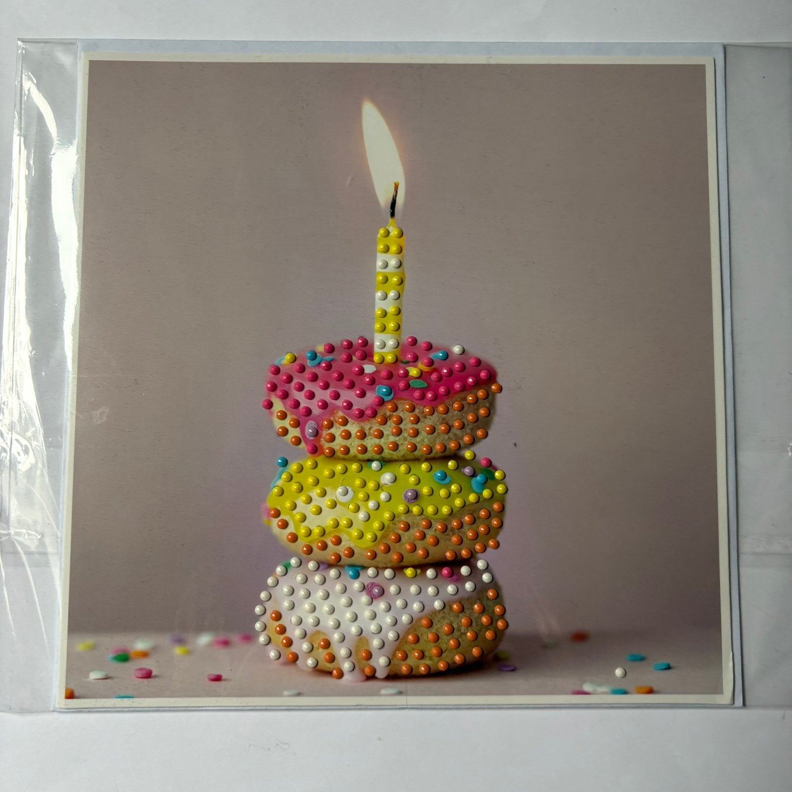 Diamond painting kaart 18x18cm donuts met kaars, Hobby en Vrije tijd, Kaarten | Zelfgemaakt, Ophalen of Verzenden, Zo goed als nieuw