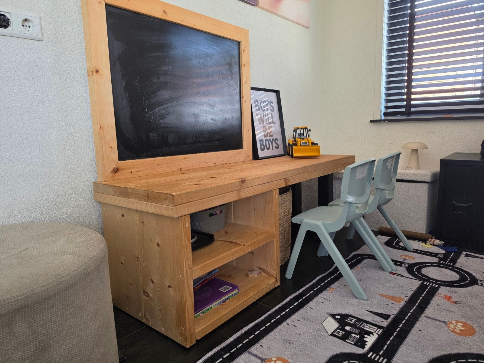 Houten kinderbureau met krijtbord en opbergruimte, Ophalen of Verzenden, Gebruikt, Overige typen