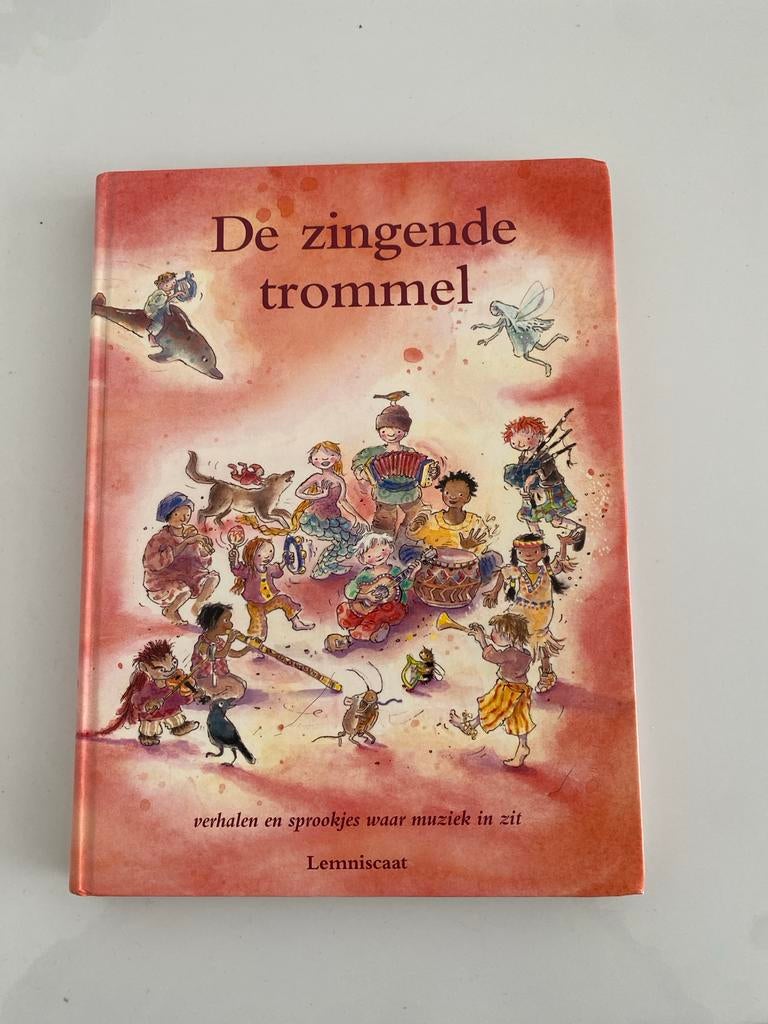 De zingende trommel - Verhalen en sprookjes over muziek, Ophalen of Verzenden, Zo goed als nieuw
