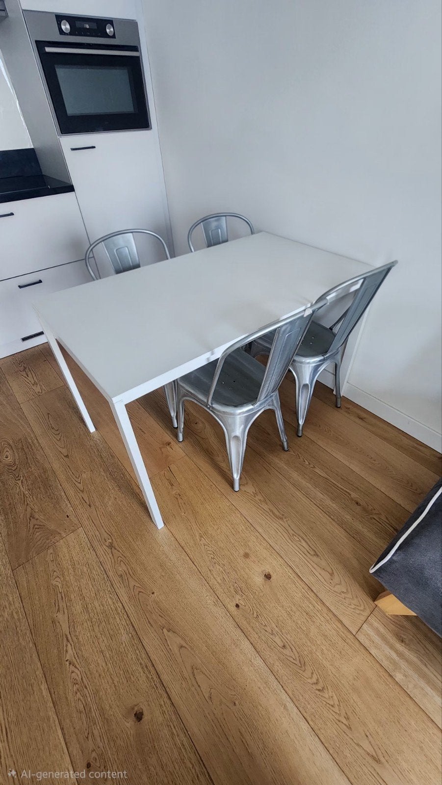 Moderne witte eettafel met metalen stoelen, 100 tot 150 cm, Modern, Industrieel, Tot twee personen, Zo goed als nieuw
