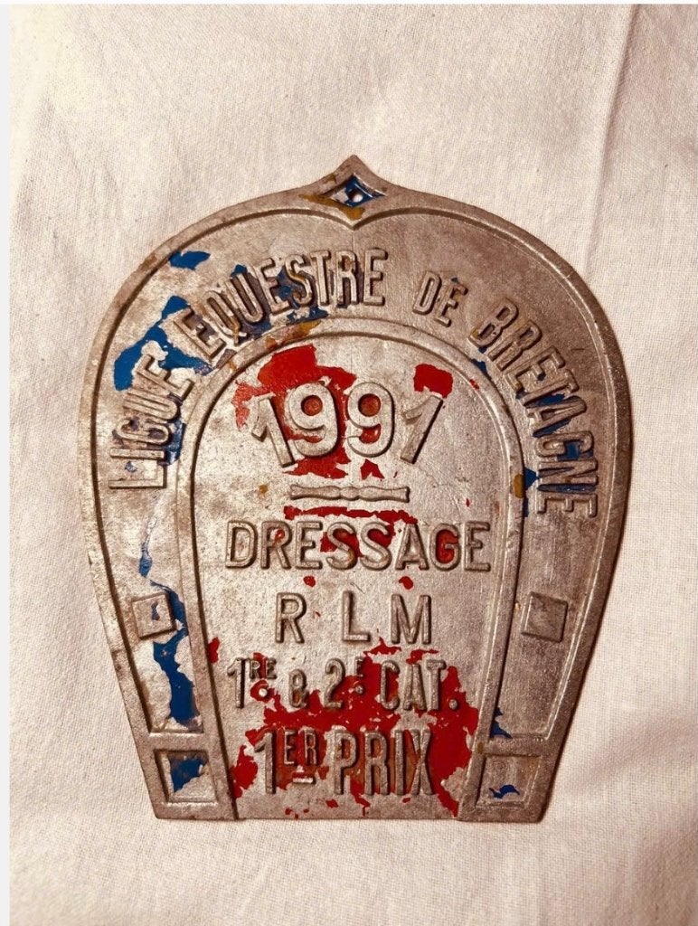 2 x Franse gietijzeren herinnerings plaquette paardensport, Ophalen of Verzenden