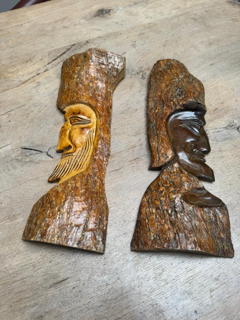 2x Houten sculptuur van gezicht gemaakt uit een boomstam, Huis en Inrichting, Woonaccessoires | Wanddecoraties, Gebruikt, Wandsculptuur