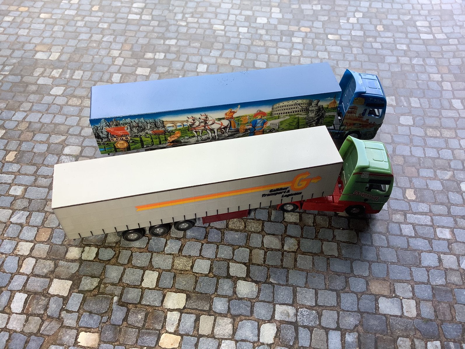 2 vrachtwagens met opleggers €25.00   Herpa    No 10, Doe-het-zelf en Verbouw, Metalen, Ophalen of Verzenden, Zo goed als nieuw