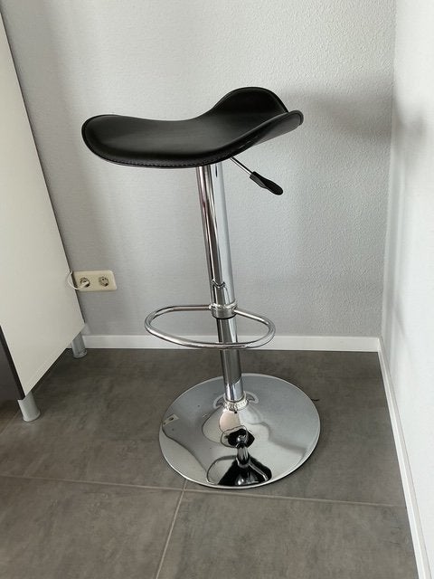 Draaibare Barkruk met voet van chroom, in hoogte verstelbaar, Huis en Inrichting, Ophalen, Gebruikt, In hoogte verstelbaar, 60 tot 90 cm