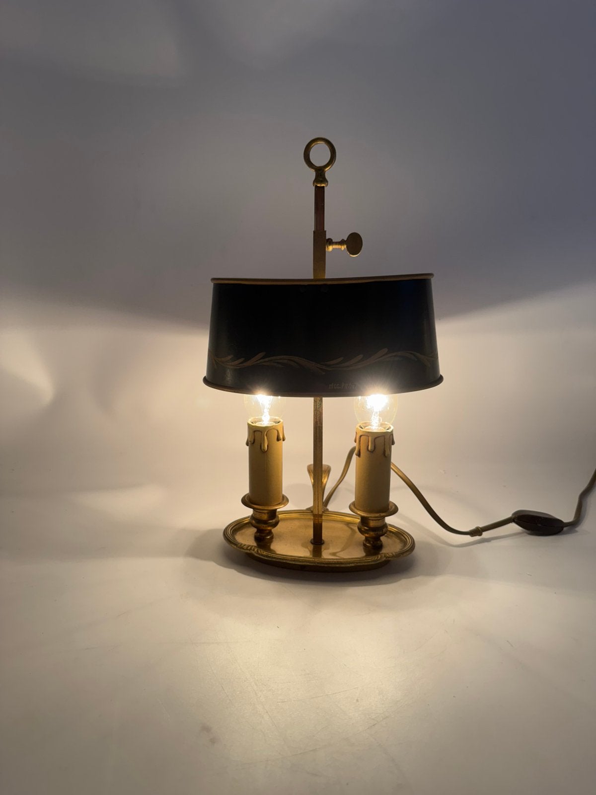 Antieke Franse Bouillotte Lamp met Tôle Peinte Kap – 2-Licht, Ophalen of Verzenden