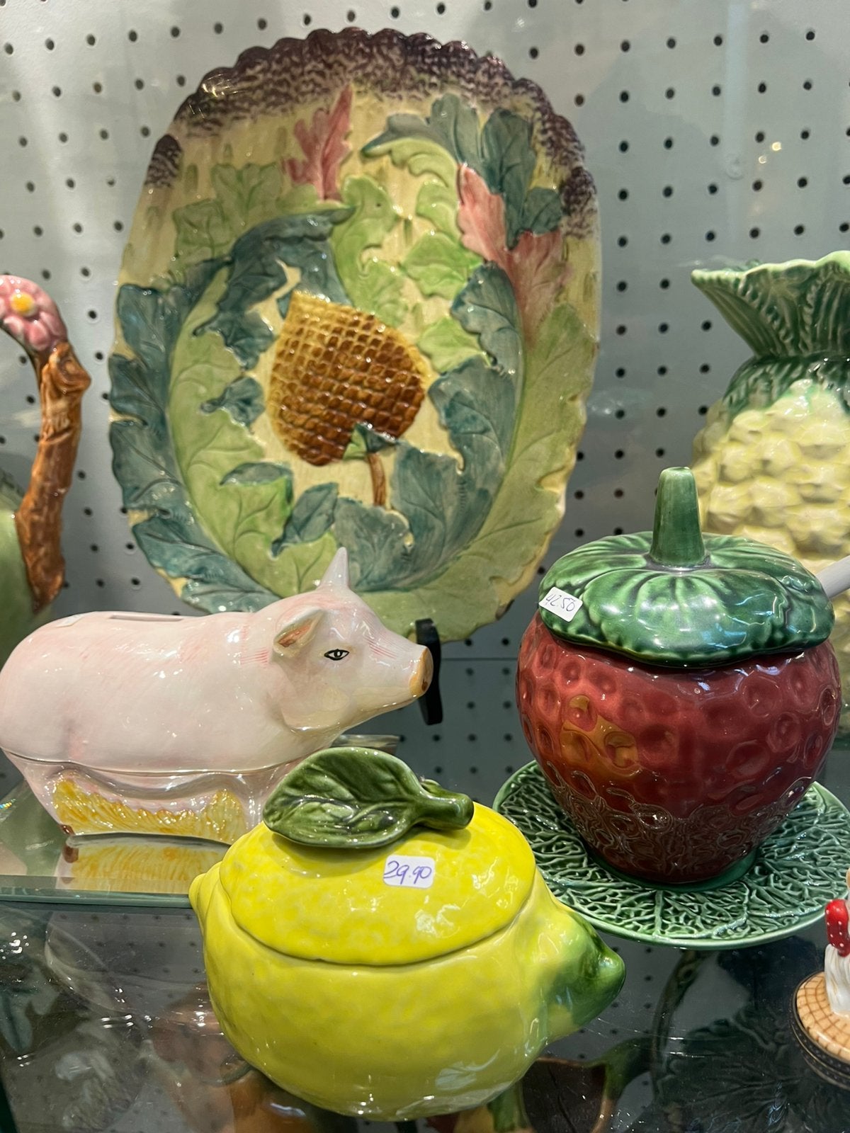 Gezellig porselein en barbotine boeltje in de vitrine, Ophalen