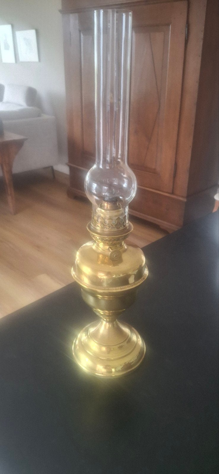 Antieke koperen olielamp met glazen kap, Ophalen