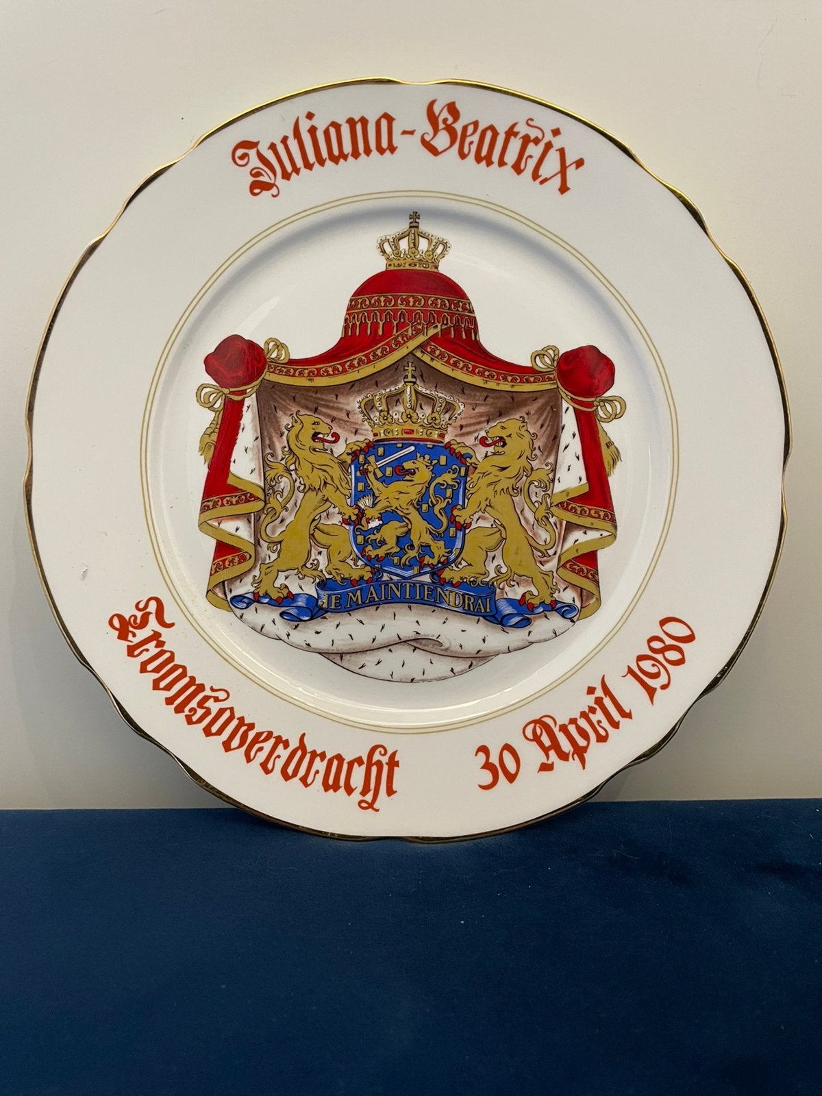 Royal Stafford herinneringsbord - troonsoverdracht NL 1980, Ophalen of Verzenden, Zo goed als nieuw, Nederland, Overige typen