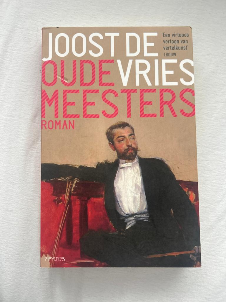 Joost de Vries - De Oude Meesters (Roman), Boeken, Ophalen of Verzenden, Gelezen