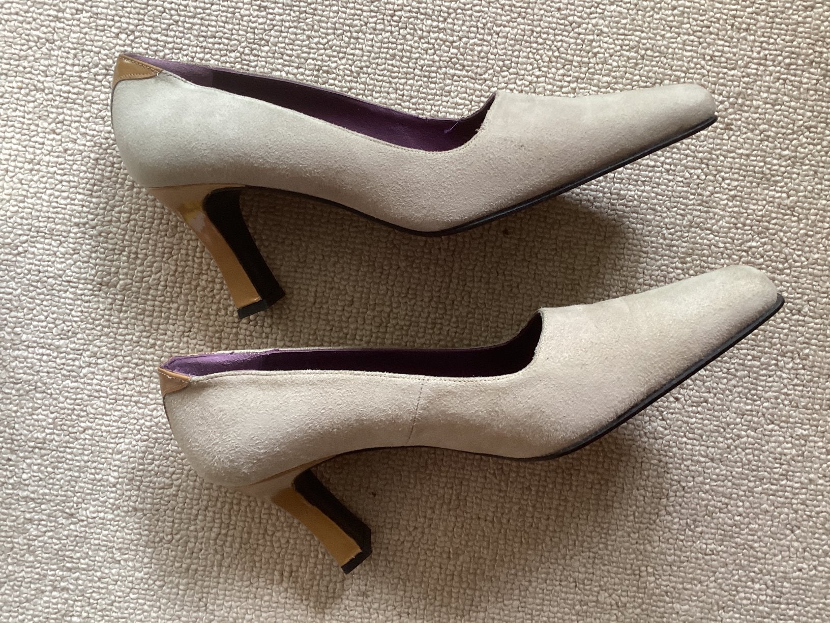 Suede pump Beige maat 39. Nieuw, Ophalen of Verzenden, Zo goed als nieuw