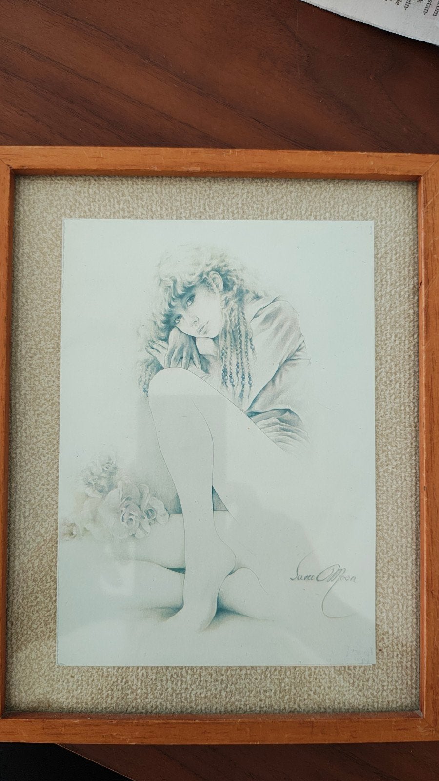Ingelijste tekening van Sara Moon - Vrouw met krullen, Ophalen of Verzenden, Tekening, Potloodtekening, Gesigneerd