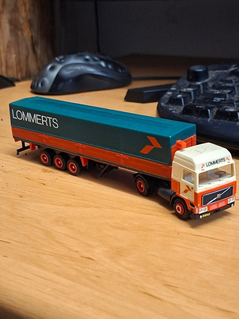 Herpa Volvo F12 Lommerts, Ophalen of Verzenden, Zo goed als nieuw, Bus of Vrachtwagen, Herpa