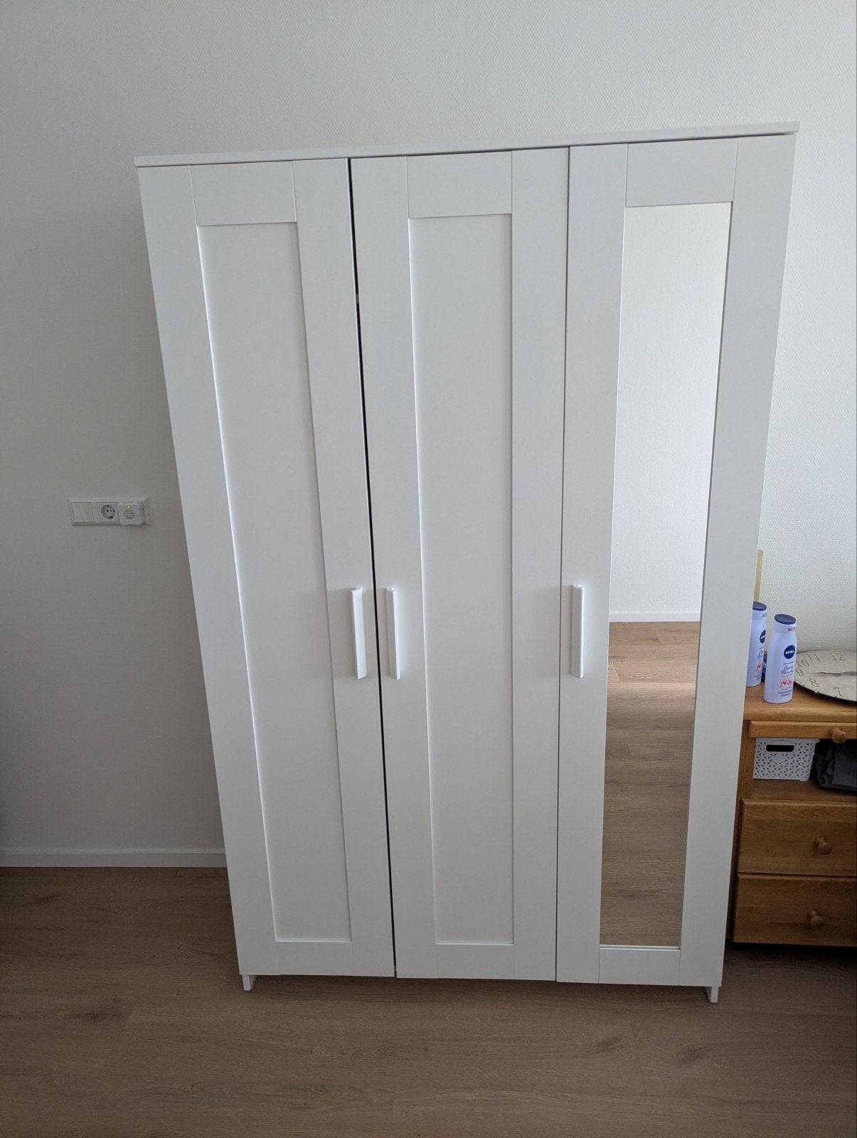 Ikea Brimnes driedeurs kledingkast met spiegel, Ophalen, Met deur(en), Gebruikt, 100 tot 150 cm