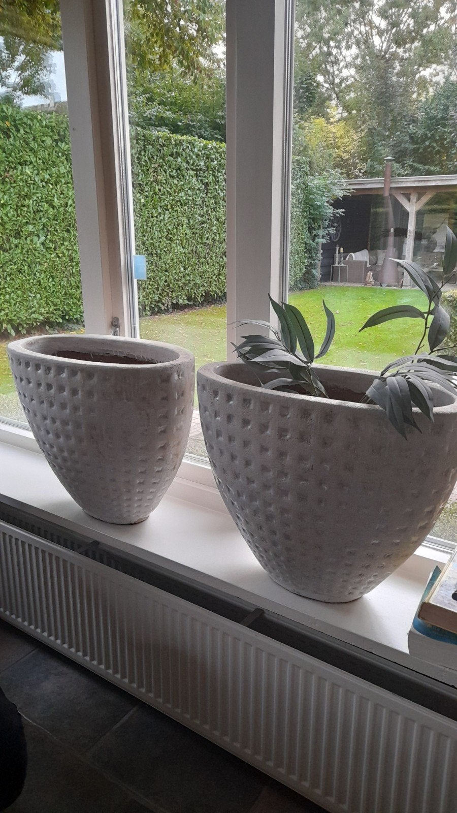 Set van 2 Grote Betonnen Bloempotten - Zo goed als nieuw, Ophalen, Zo goed als nieuw, Overige kleuren