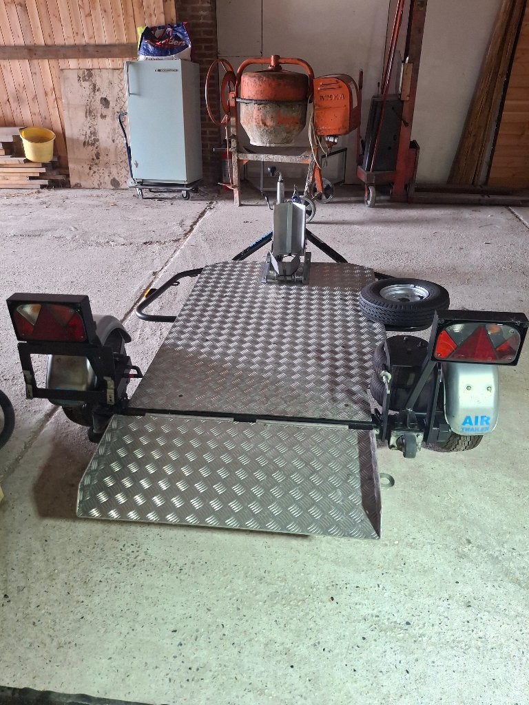 Afzinkbare luchtgeveerde motortrailer 600kg, Ophalen, Zo goed als nieuw