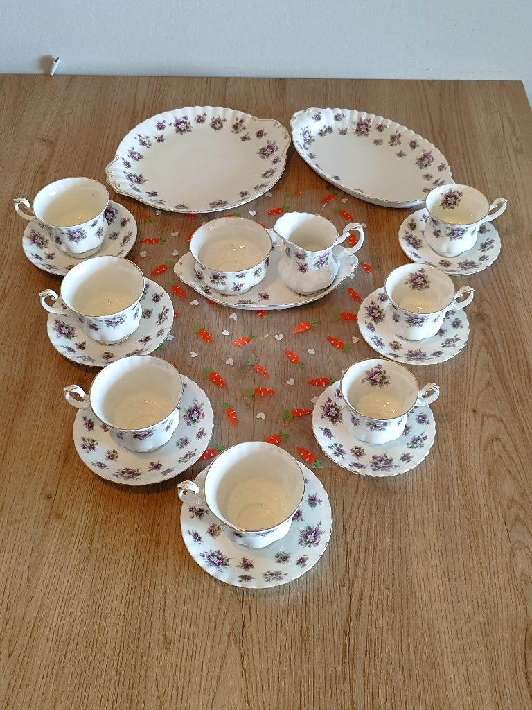 Mooie partij Royal Albert "Sweet Violets" 18 delig, Ophalen of Verzenden