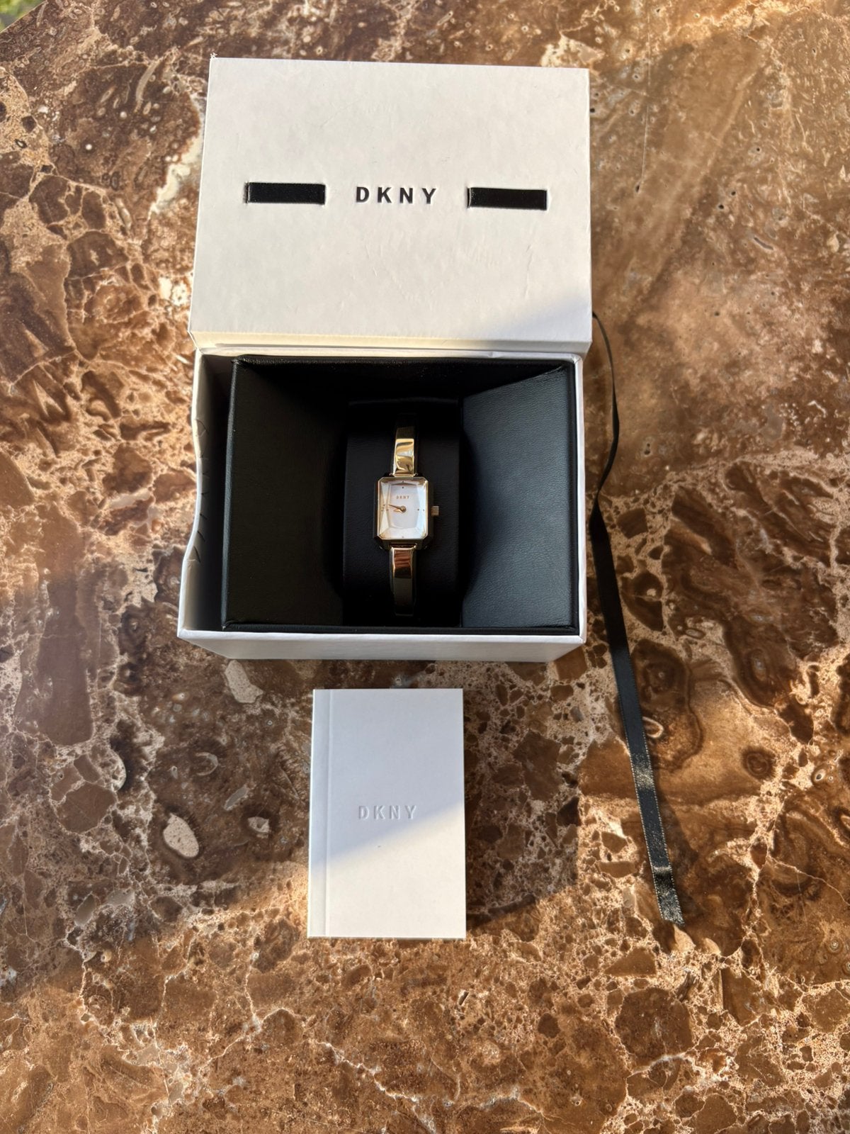 DKNY cityspire horloge geelgoud, 19 tot 20, Ophalen of Verzenden, Zo goed als nieuw, Dame