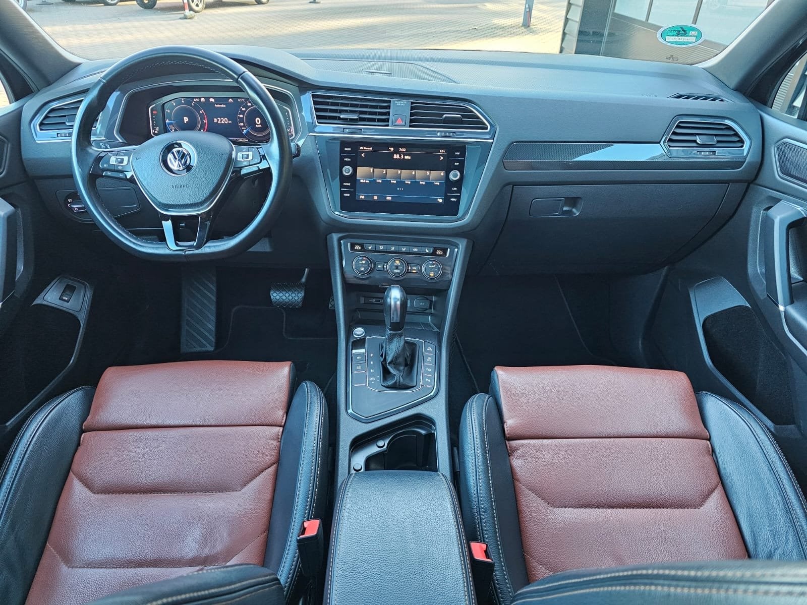 Volkswagen Tiguan Allspace 1.5 TSI Highline Business R-line, 7 stoelen, Zwart, Bedrijf, 93 €/maand