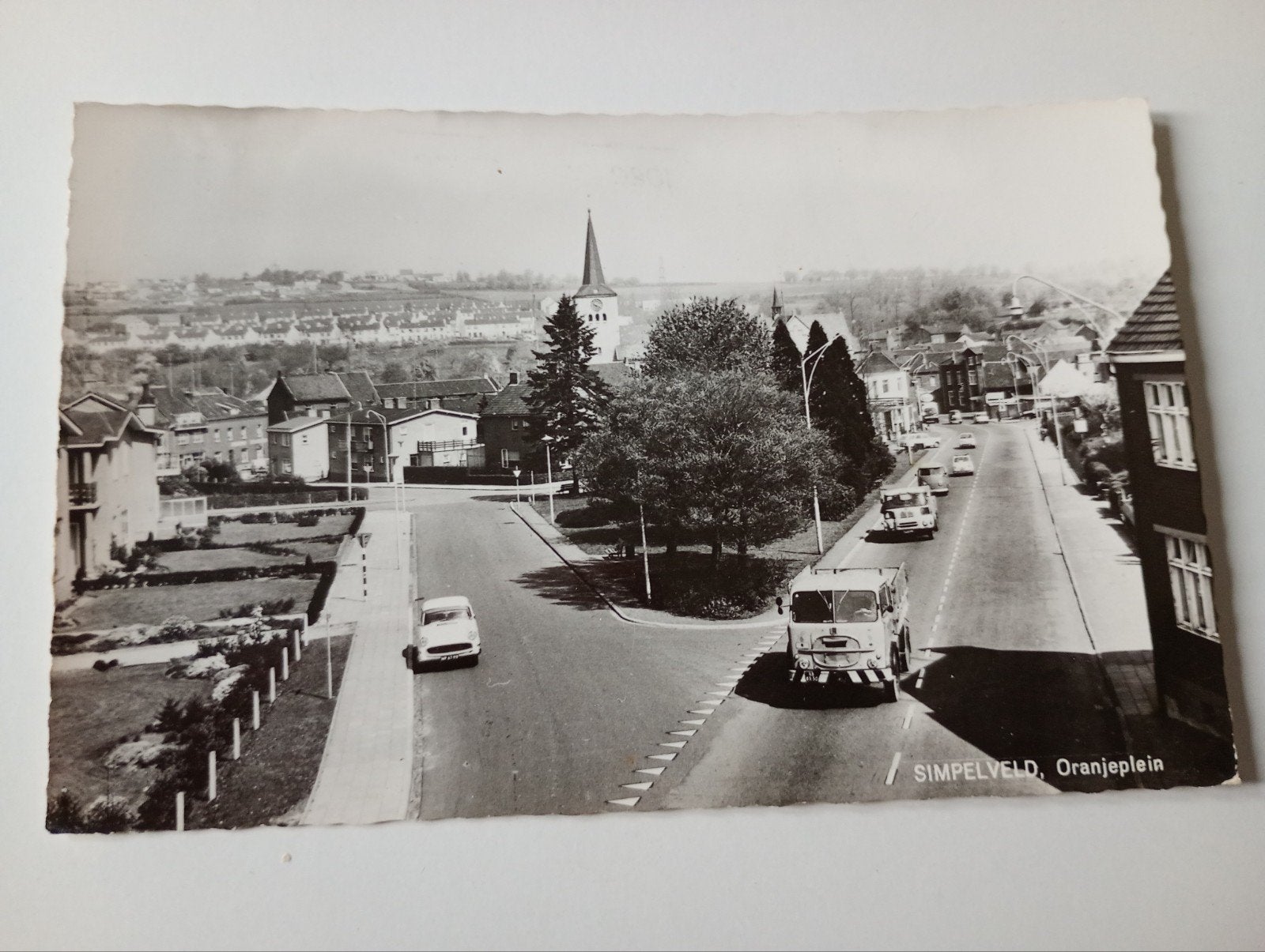 Simpelveld Oranjeplein met Auto's 1975, Verzamelen, Ophalen of Verzenden, 1960 tot 1980, Gelopen, Limburg