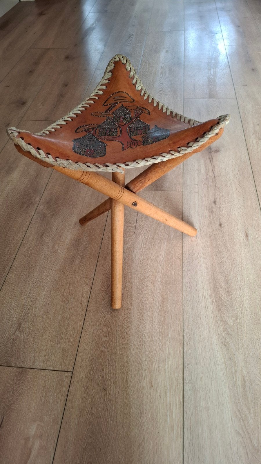 Handgemaakt Afrikaans krukje, Ophalen of Verzenden, Zo goed als nieuw, Hout