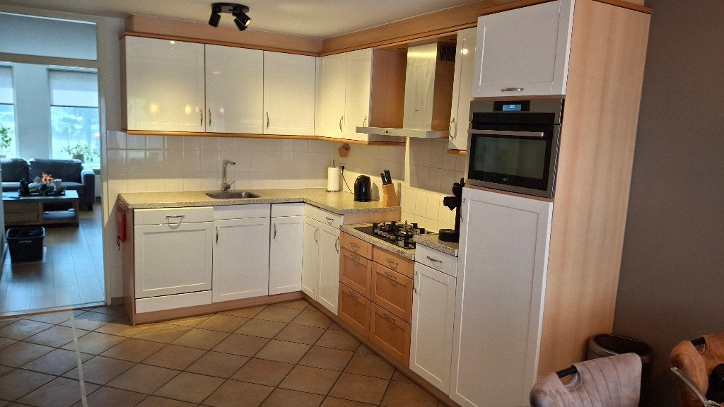 L-vormige keuken met recente apparatuur, Ophalen, Wit, Hoekkeuken, Zo goed als nieuw