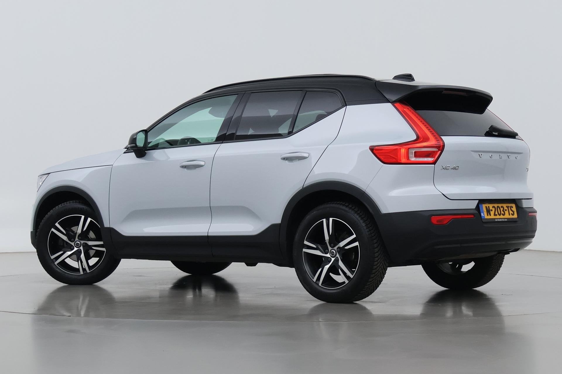 Volvo XC40 T3 R-Design | Trekhaak | Panoramadak | ACC | 360, Auto's, Gebruikt, Euro 6, 163 pk, Origineel Nederlands