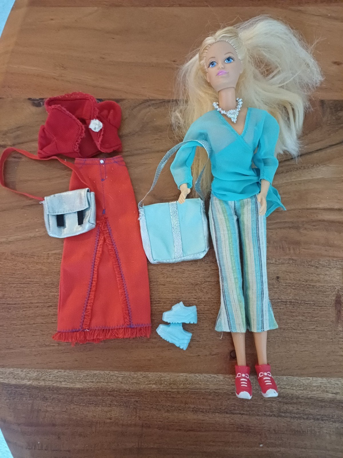 Mooie Barbie van Mattel met gratis extra kleding, Verzenden, Zo goed als nieuw, Pop
