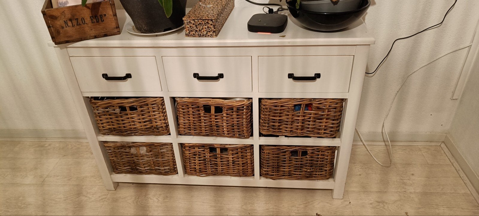 Witte ladekast met rieten manden, Ophalen, Met plank(en), Gebruikt, 100 tot 150 cm