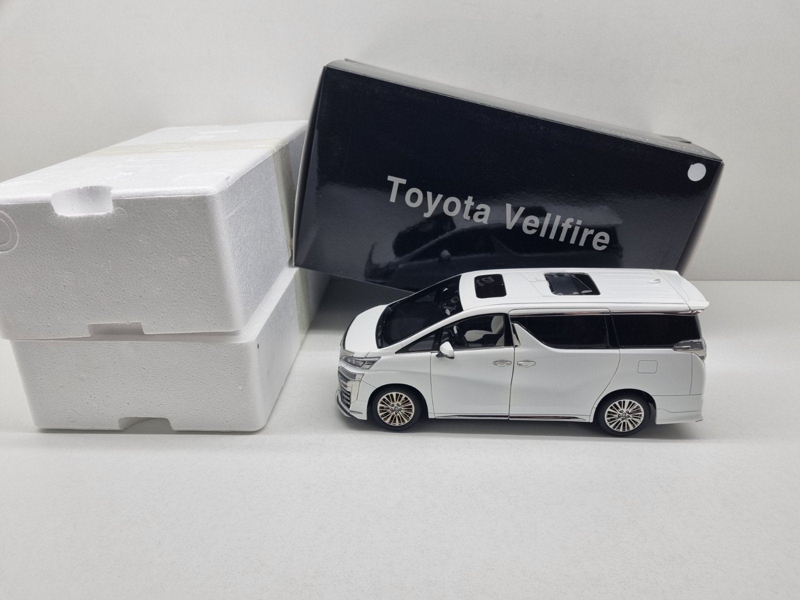 Nzg
Toyota Vellfire MPV
1:18 Nieuw, Ophalen of Verzenden, Nieuw, Auto