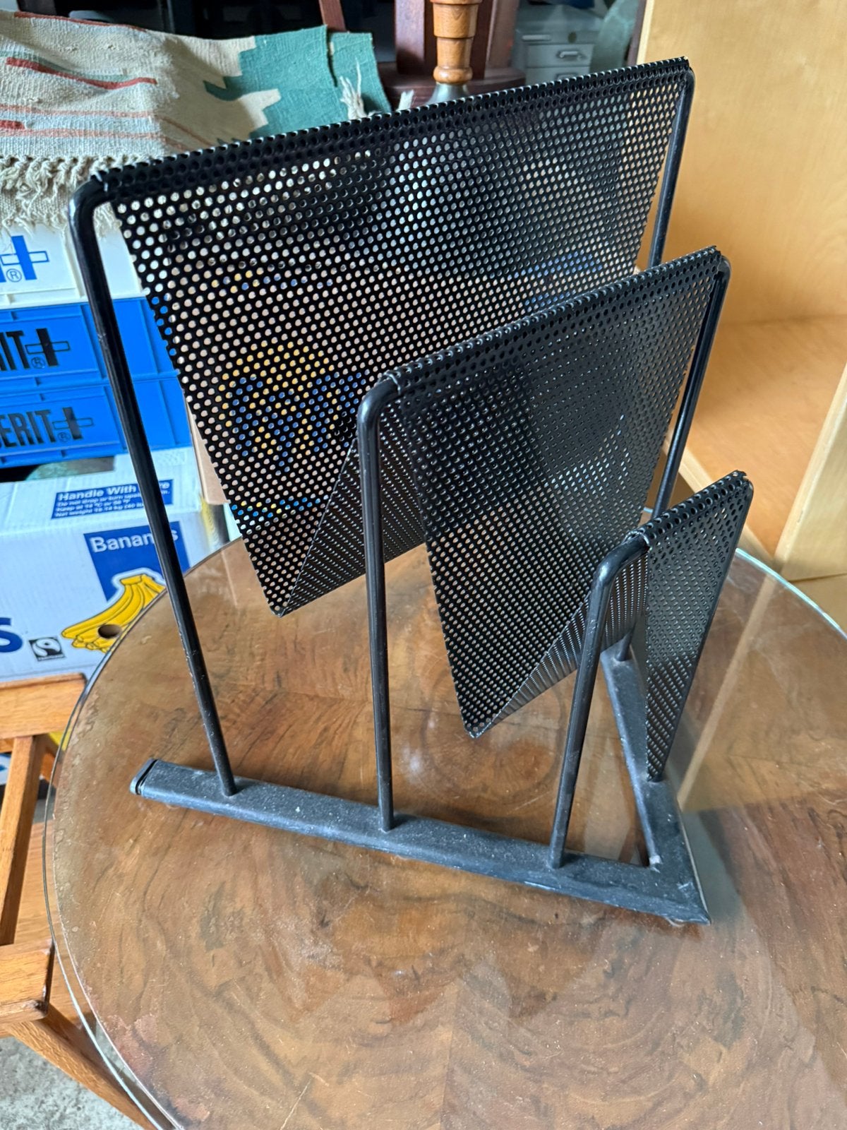 Post modern magazine rack metaal vintage design NURIGARAGE, Huis en Inrichting, Woonaccessoires | Krantenbakken en Lectuurbakken