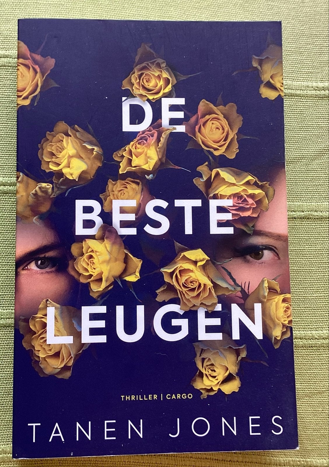 De Beste Leugen - Tanen Jones (Thriller), Ophalen of Verzenden, Zo goed als nieuw, Wereld overig