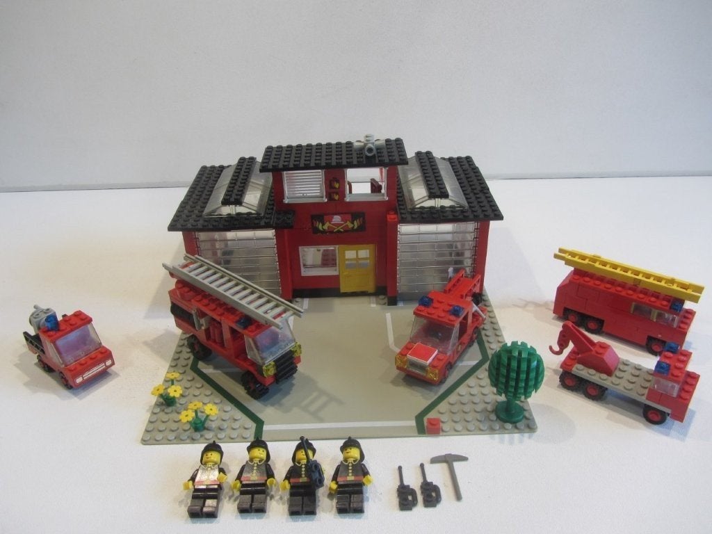 Lego vintage  brandweerkazerne 6382 met twee extyra auto's, Kinderen en Baby's, Speelgoed | Duplo en Lego, Ophalen of Verzenden