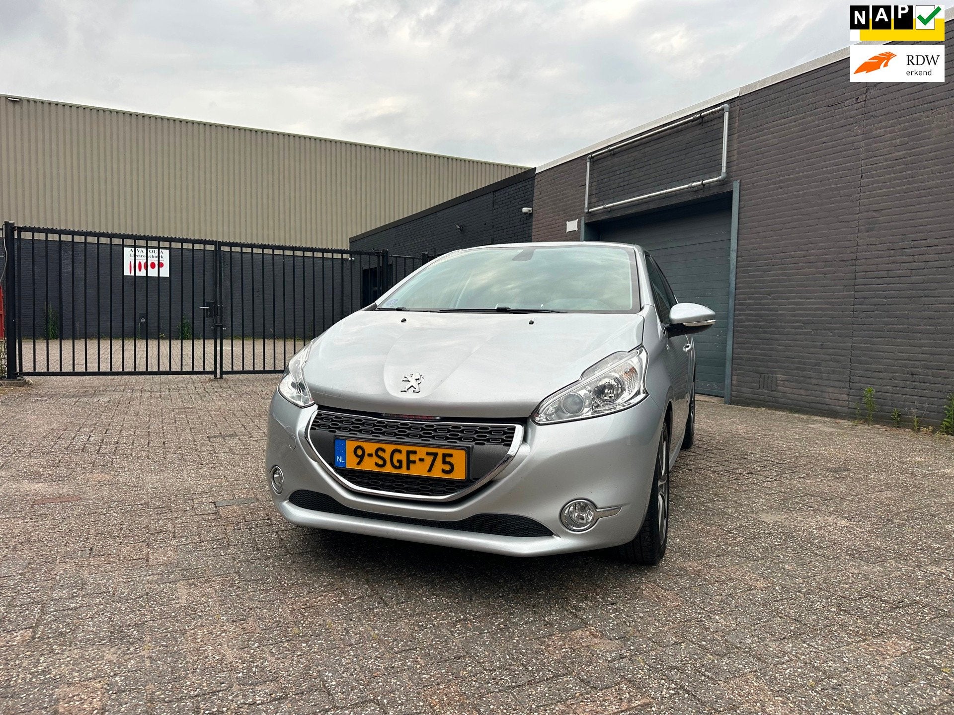 Peugeot 208 1.2 VTi Allure Clima Cruise CarPlay PDC LM-Wiele, Auto's, Voorwielaandrijving, Euro 5, Stof, Gebruikt