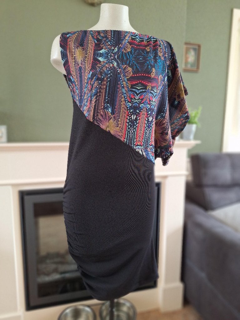 Mooie One shoulder look Custo jurk M 38, Kleding | Dames, Jurken, Maat 38/40 (M), Custo, Verzenden, Zwart