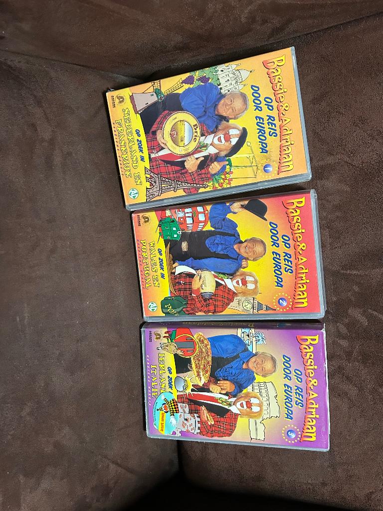 Bassie & Adriaan - Op Reis door Europa (VHS, 1998), Alle leeftijden, Ophalen of Verzenden, Zo goed als nieuw