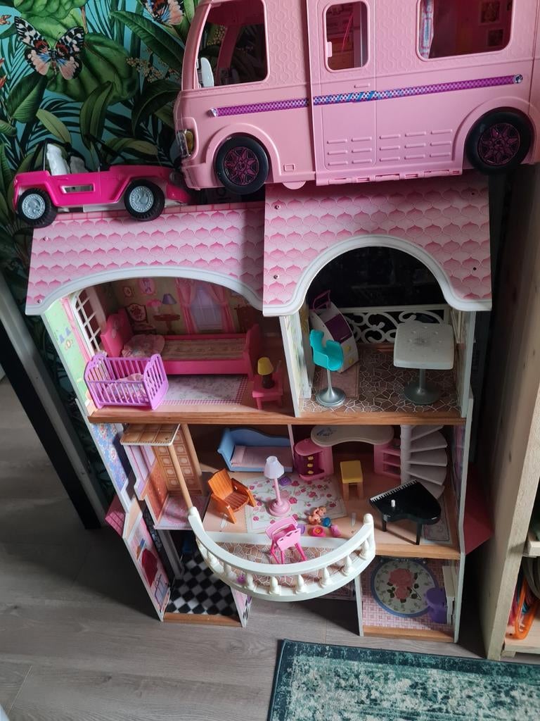 Barbie huis met poppen+barbie auto+barbie camper groot, Ophalen of Verzenden, Poppenhuis
