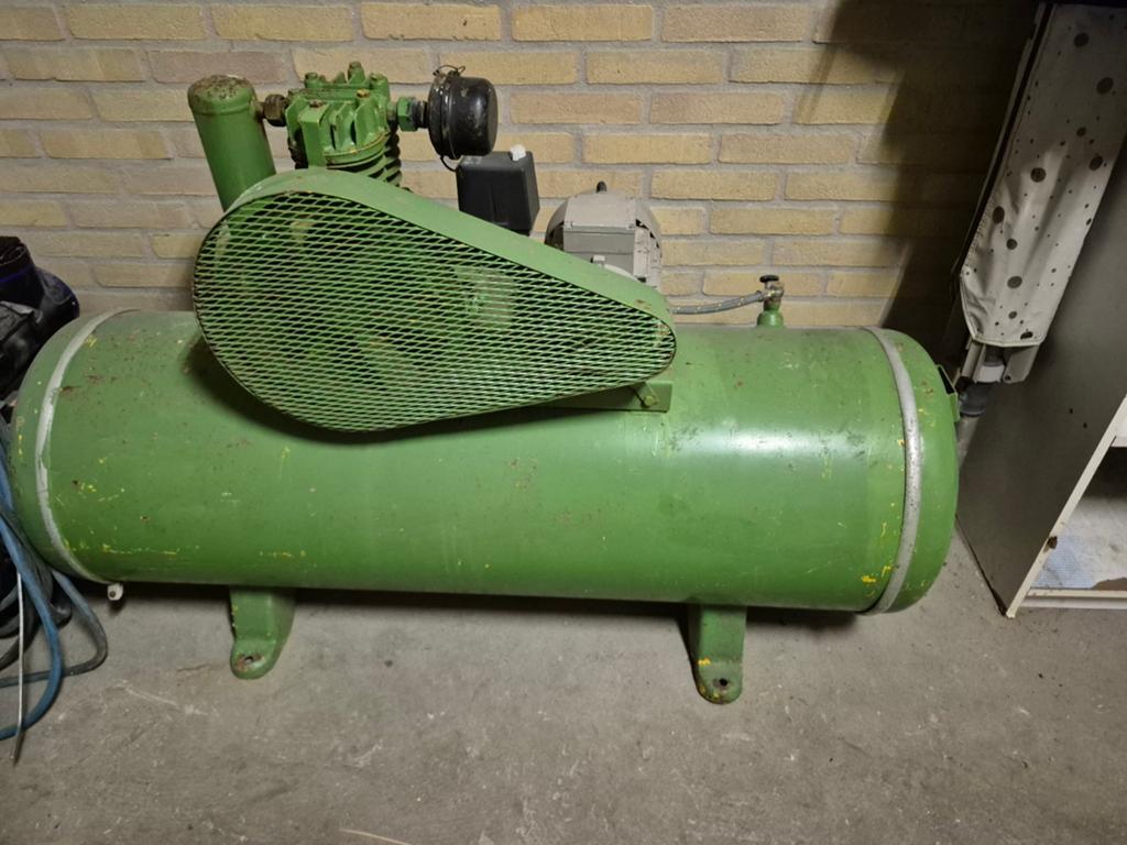 Grote compressor - Ideaal voor werkplaats of garage, Doe-het-zelf en Verbouw, Compressors, Gebruikt, 10 bar of meer, 100 liter of meer