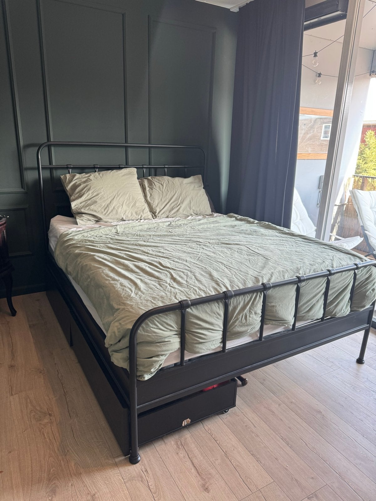 Ikea bed (160x200) met Emma matras/topper - Z.G.A.N., Ophalen, Zwart, Tweepersoons, Zo goed als nieuw