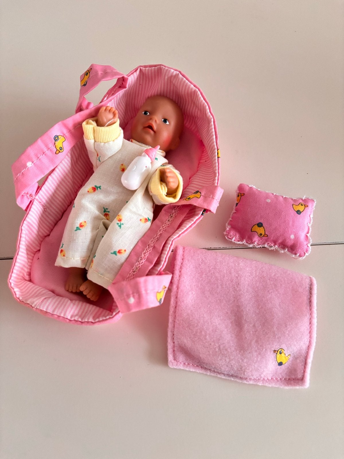 Mini Baby Born met reiswiegje en accessoires, Ophalen of Verzenden, Gebruikt, Babypop