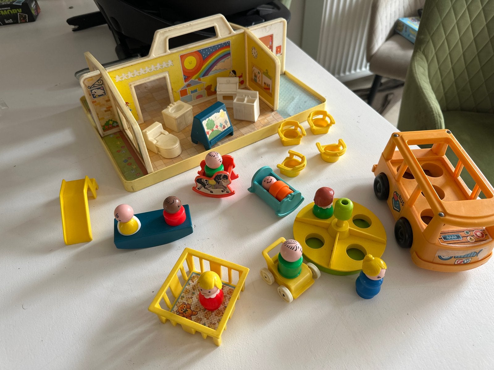 Vintage Fisher-Price Speelhuisje / school met Accessoires, Ophalen, Gebruikt, Speelset