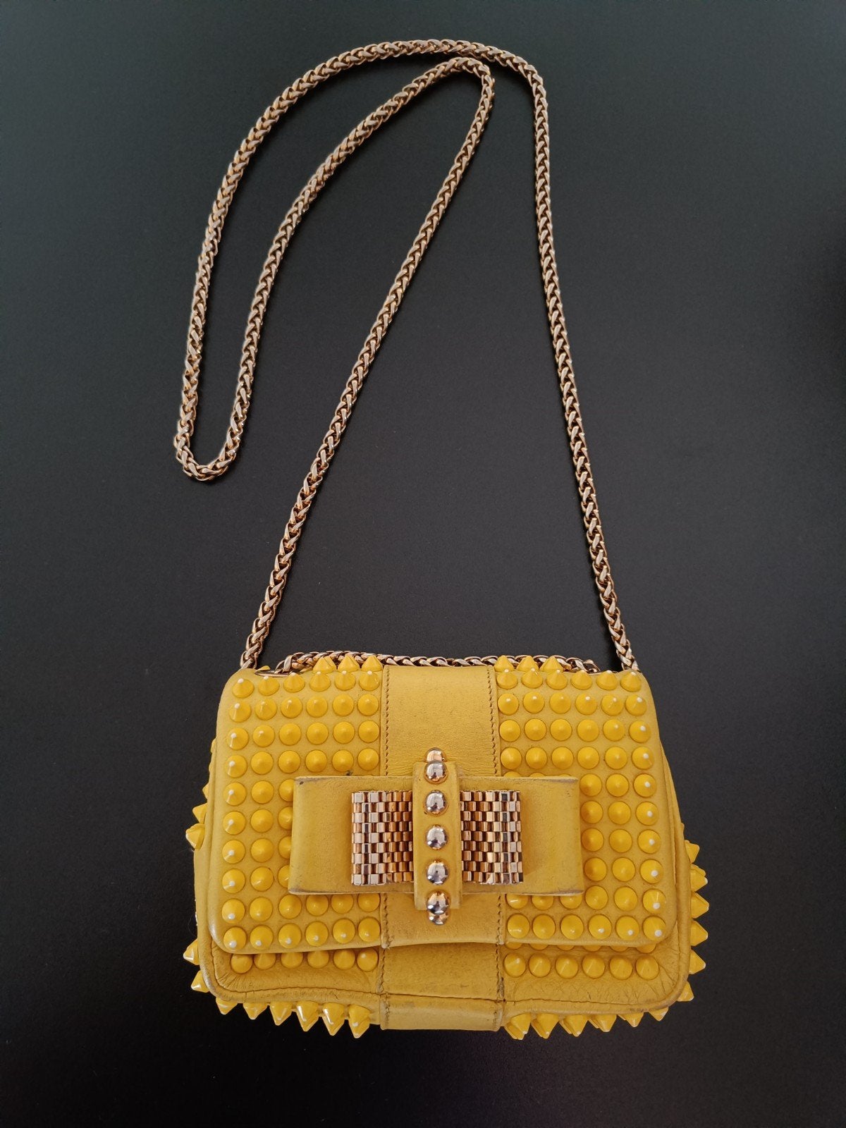 Christian Louboutin handtasje met studs., Ophalen of Verzenden, Gebruikt, Geel, Schoudertasje