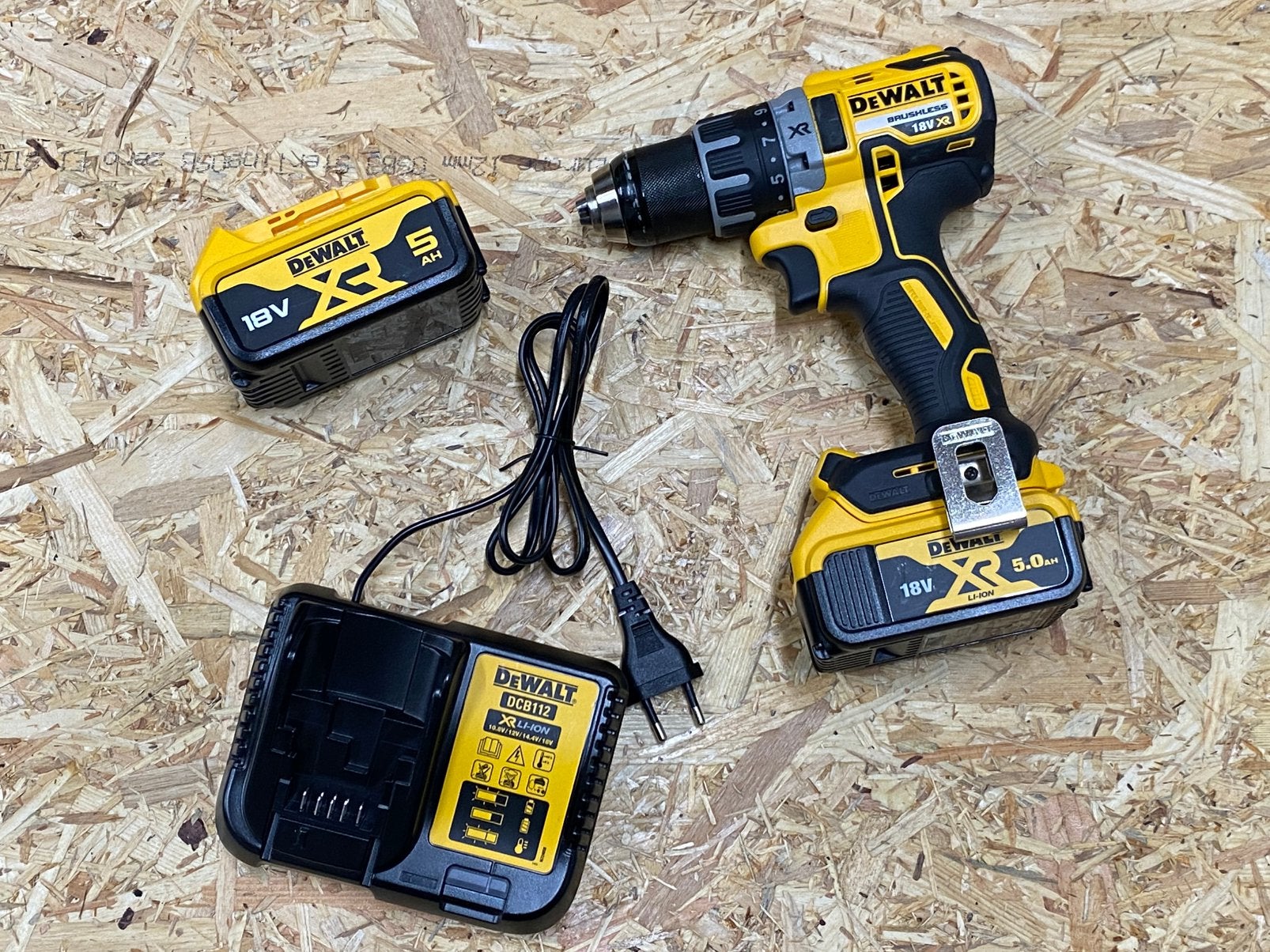 DeWalt DCD791 18V accuboormachine met 2 accus 5 Ah en lader, Ophalen of Verzenden, Zo goed als nieuw, Boor- en Schroefmachine