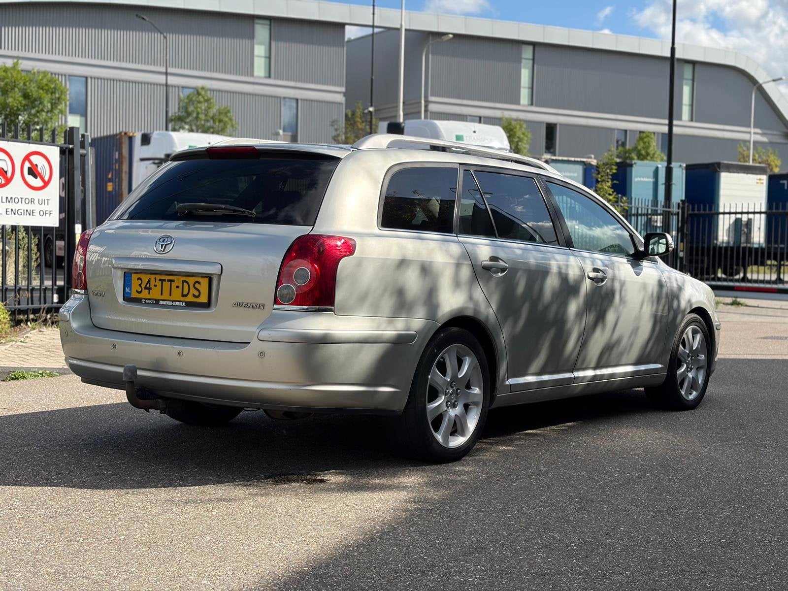 Toyota Avensis Wagon 2.0 VVTi Executive Export, Auto's, Voorwielaandrijving, 4 cilinders, Euro 4, Zilver of Grijs