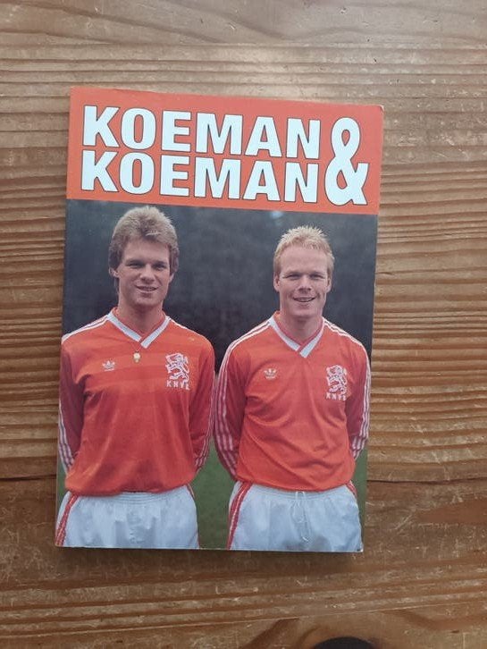 Koeman & Koeman Voetbalboek, Ophalen of Verzenden, Gelezen, Onbekend, Balsport