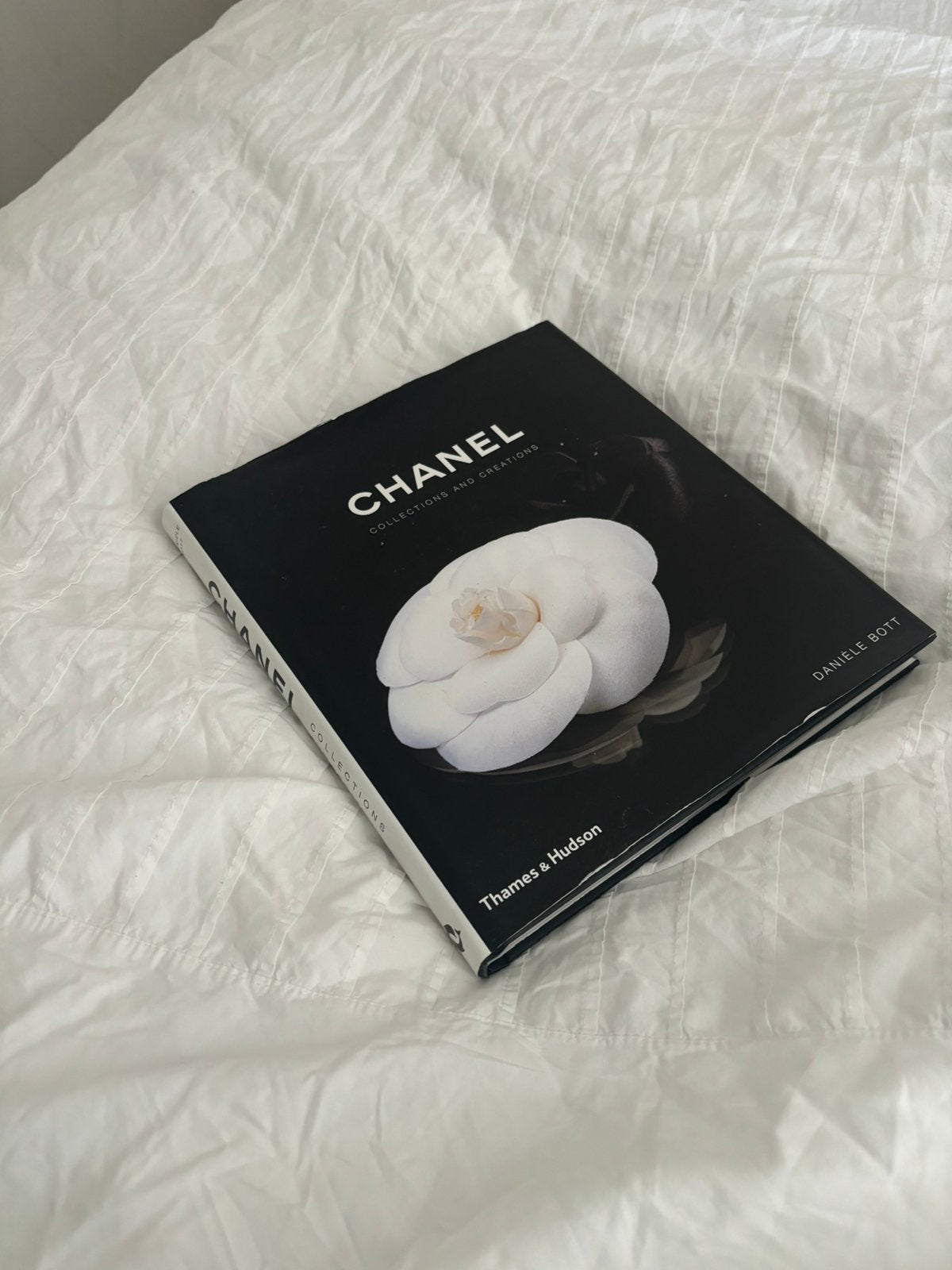 Chanel boek decoratie, Sieraden, Tassen en Uiterlijk, Broches, Ophalen of Verzenden, Zo goed als nieuw, Goud, Overige materialen