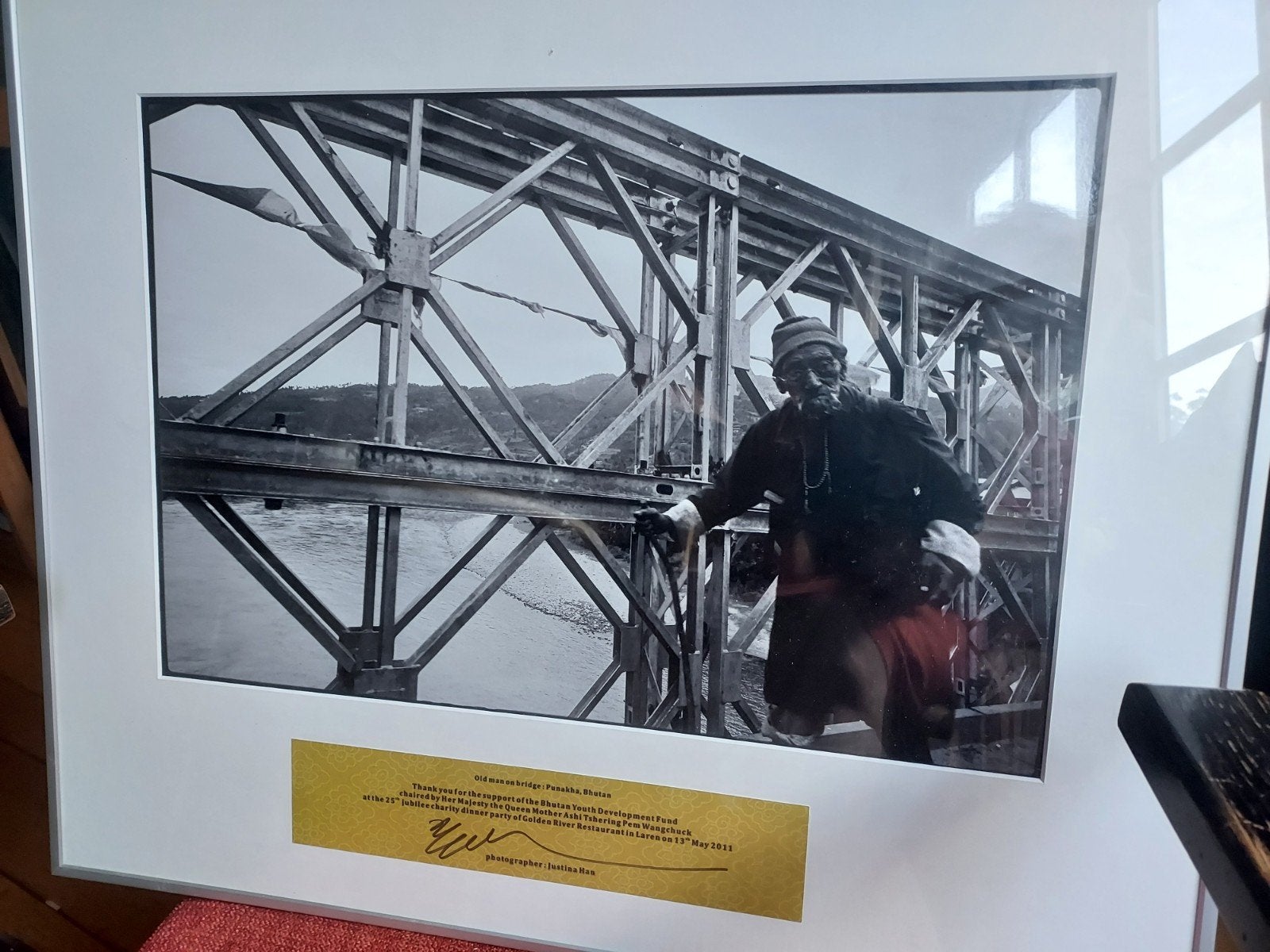 fotoprint ‘Old man on bridge’ (Bhutan) – Foto Justina Han, Ophalen, Zo goed als nieuw, Fotografen