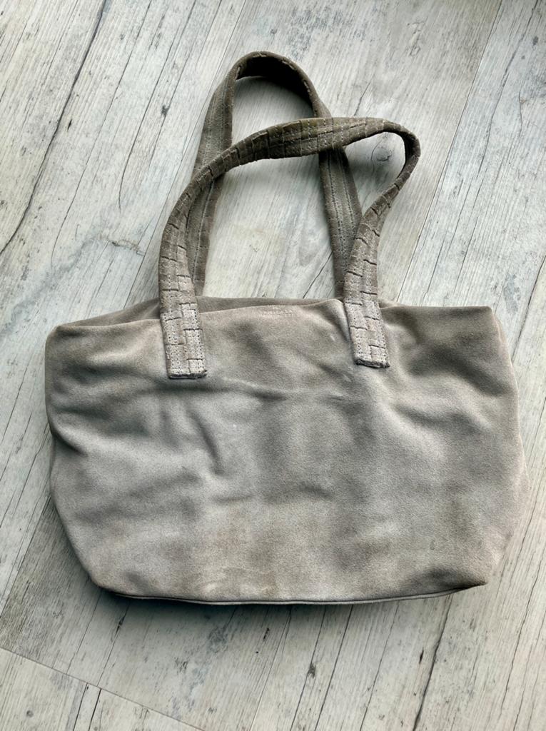 Grijze suède schoudertas van Fred de la Bretoniere, Sieraden, Tassen en Uiterlijk, Tassen | Schoudertassen, Ophalen of Verzenden